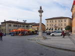 Lonato, Rathaus und Statue an der Via Republica (08.10.2016)