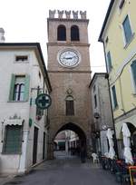 Lendinara, Uhrturm an der Piazza Risorgimento in der Altstadt (28.10.2017)