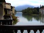 Bassano del Grappa, Blick von der gedeckten Holzbrcke ber die Brenta fluaufwrts zu den Bergen der Alpen, Okt.2004