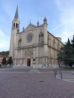 Montecchio Maggiore, neugotische Pfarrkirche San Vitale an der Piazza Marconi, erbaut von 1873 bis 1892 durch  Eugenio Volebele, neuer Glockenturm von 1955 (28.10.2017)  