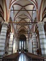 Vicenza, Innenraum der San Lorenzo Kirche, frühgotische Kapitelle, darüber spitzbogige Arkaden, Schiffe mit Kreuzrippen überwölbt  (28.10.2017)