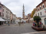Thiene, Piazza Giacomo Chilesotti mit Torre Civica, erbaut von 1640 bis 1655 durch  1640 und 1655 durch Sebastiano Serlio (28.10.2017)