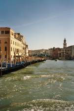 Ein klassisches Venedigsujet: Unterwegs auf dem Canal Grande mit Blick auf Gondeln und die Rialto-Brcke im Hintergrund.