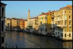 Huser am Canal Grande nahe der Ponte di Rialto.