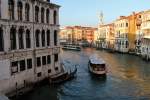 17.11.2012: Blick von der Ponte di Rialto auf den Canal Grande in Venedig