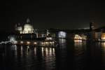 17.11.2012: nchtliche Hafenausfahrt auf der Costa Classica vorbei an der Basilica di Santa Maria della Salute