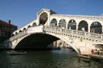 Die wohl berühmteste Brücke in Venedig, die Ponte Rialto.
