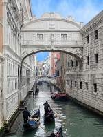 Die Seufzerbrücke in Venedig ist eine der wichtigsten Sehenswürdigkeiten der Stadt.