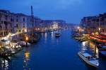 Abendliches und winterliches Venedig, Blick von der Rialto-Brcke auf den Canal Grande.