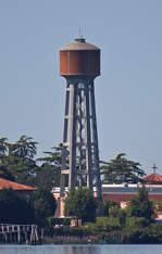 Wasserturm auf der  Isola delle Rose  in Venedig, im Juni 2017.