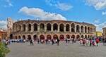 Sehenswrdigkeit in Verona, das Rmische Amphitheater am Piazza Bra, im Inneren werden die Tribnen fr die nchste Veranstaltung aufgebaut.