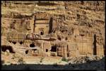 Mehrere kleinere, in den Fels gehauene Grber in Petra.