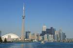 Die Skyline von Toronto von der Seeseite gesehen.