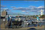 Blick ber den alten Hafen von Montreal mit dem Montreal Clock Tower rechts.