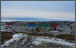 Die Wohnhuser im Zentrum von Kuujjuaq wurden oft von Wohnbauunternehmen in serieller Bauweise errichtet und vermietet.