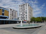 Slavonski Brod, Brunnen und Hochhaus am  Ivana Brlić-Mauranić Platz (02.05.2017)