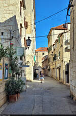 Split (HR):  Die Hauptstadt Dalmatiens besticht durch ihre zahlreichen verwinkelten Gassen, wie hier die Plinarska ulica am Nordwestrand der Altstadt.