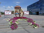 Vukovar, Blumengesteck und Rathaus am Platz der Republik (02.05.2017)