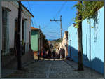 Blick entlang der Calle Rosario in der Altstadt von Trinidad Richtung Meer.