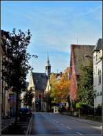 Die rue du Canal mit Blick auf das Rathaus in Ettelbrck.