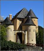 Das Eingangstor zum Schloss in Bourglinster an einem schönen Sommertag.