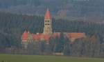 Blick von der Strae Munshausen – Marnach auf die Benediktinerabtei von Clervaux, in Norden von Luxemburg.