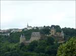 Die Burg Bourscheid einmal aus einer anderen Perspektive mit der Ortschaft Bourscheid im Hintergrund.