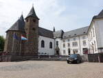 Hosingen, Pfarrkirche Saint-Nicolas und Rathaus an der Haaptstrooss (19.06.2022)
