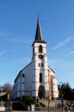 Die Pfarrkirche von Schieren (Luxemburg) bei sonnigem Winterwetter.