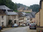 Bourglinster, Blick in die Rue du Chateau mit dem Schloss Burglinster (20.06.2022)