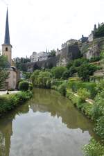 LUXEMBOURG, 20.06.2023, am Ufer der Alzette; auf der rechten Seite ein Blick auf die Oberstadt, auf der linken ein Blick auf den Turm der Abtei Neumnster