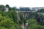 LUXEMBOURG, 20.06.2023, Blick von der Place de la Constitution auf die Passerelle, einem Viadukt ber das Petrusstal, der die Oberstadt mit dem Bahnhofsviertel verbindet