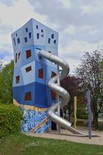 Kletterturm beim Kinderspielplatz im Central Park nahe der Coque in der Stadt Luxemburg.