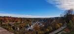 Blick  am Anfang der Roten Brcke in der Stadt Luxemburg, auf das Pfaffenthal mit dem 71m hohen Lift aus dem Tal hoch auf das Plateau Pescatore und die herbstlichen Farben in der Stadt Luxemburg.