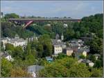 Aussicht vom Bockfelsen auf den Stadtteil Luxemburgs Pfaffental und die Brücke Grande-Duchesse Charlotte (im Volksmund nur rote Brücke genannt).