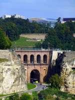 Luxemburg, die Schlossbrcke, der Bockfelsen, das Stadtviertel Kirchberg im Hintergrund.