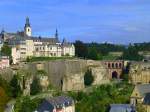 Luxemburg, das Stadtviertel Grund, die Sankt-Michaelskirche, die Schlossbrcke, die Bock-Kasematten unter dem Bockfelsen, das Stadtviertel Kirchberg im Hintergrund.