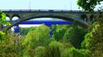 Luxemburg, whrend der Renovierungsarbeiten an der Adolphe-Brcke, fliet der Verkehr seit einigen Tagen ber die blaue Behelfsbrcke.