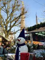 Luxemburg, Place de la Constitution, Weihnachtsmarkt, im Hintergrund das Monument du Souvenir  Glle Fra  (dt.: Goldene Frau), 23.11.2014