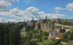 Blick aus dem fahrenden Zug der die Brcke nahe der Monte de Clausen in Richtung Norden berquert, auf die Oberstadt der Stadt Luxemburg.