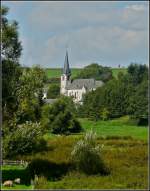 Die Kirche von Arsdorf liegt eingebettet in der schnen Landschaft.