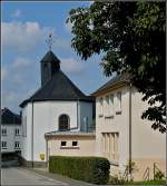 Der Turm der kleinen Kapelle von Heispelt weist auch eine leichte Schieflage auf.