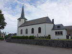 Bigonville, Pfarrkirche Saint-Quirinus, barocke Saalkirche von 1743, erbaut nach Plnen von Johann-Peter Knaus (22.06.2022)