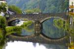 In Vianden fhrt diese alte Brcke ber die Our.