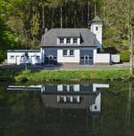 Das Feurwehrgebude der Ortsfeuerwehr Esch Sauer am Ufer der Sauer.