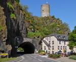 Blick durch den Straentunnel welcher unter dem Rundturm der Burg von Esch Sauer aus dem 15.