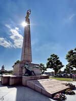 Die  Goldene Frau  (Glle Fra) ist ein 1923 erschaffenes Denkmal zum Gedenken an die Luxemburger Soldaten errichtet, die freiwillig im Ersten Weltkrieg in den franzsischen und belgischen