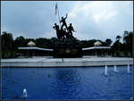 Kuala Lumpur, National Monument or Tugu Negara, dedicated to the heroic fighters in the cause of peace and freedom, vor allem geht es hier um die Gefallenen des malaiischen Freiheitskampfes