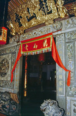 Das Innere des Kuan Yin Teng-Tempels in Georgetown auf Penang in Malaysia.