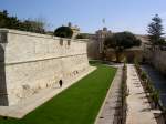 Mdina, Stadtmauer mit Main Gate (21.03.2014)